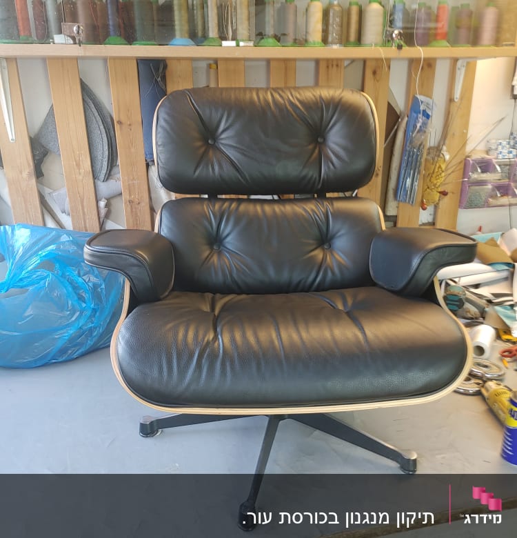 כיסא עור מרופד עם רגליים מתכתיות